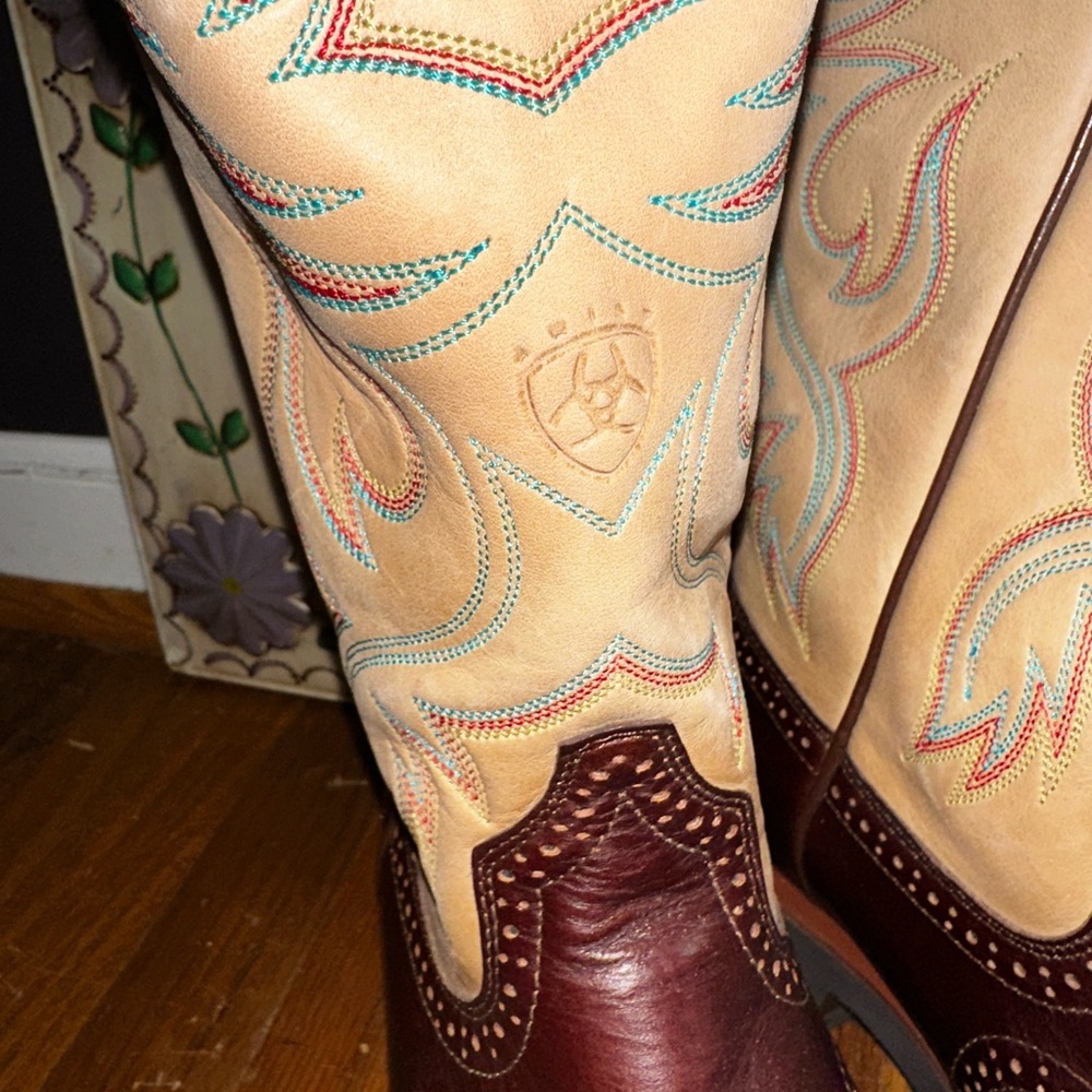 Ariat two-tone western boots, leather cowgirl boots, brown and tan embroidered - Picture 5 of 11